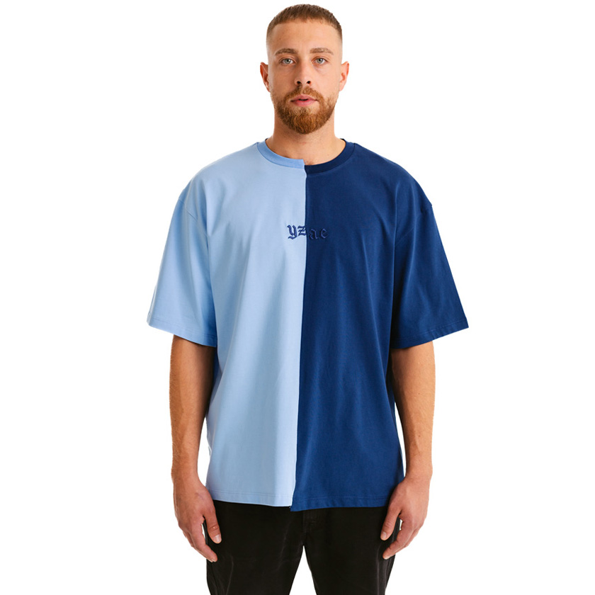 Model trägt cooles blaues t-shirt von yzaeclo
